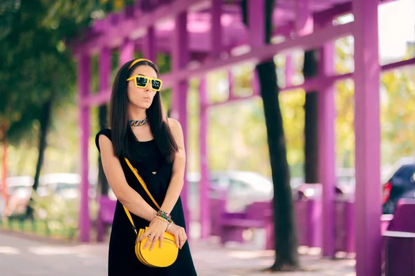 Літня Мода Урбаністка Відповідними Жовтими Аксесуарами — стокове фото