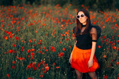 Haşhaş Alanında Havalı Moda Kadın Portresi