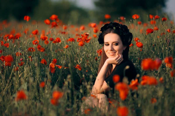 Hermosa Mujer Con Corona Flores Campo Amapolas — Foto de Stock