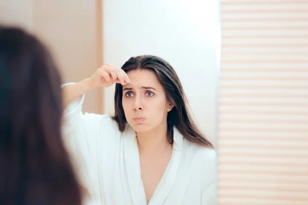 Femme Portant Peignoir Plumant Ses Sourcils Après Douche — Photo