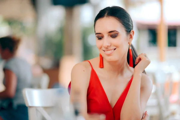 美丽的微笑的女人穿红色和塔塞尔耳环 — 图库照片