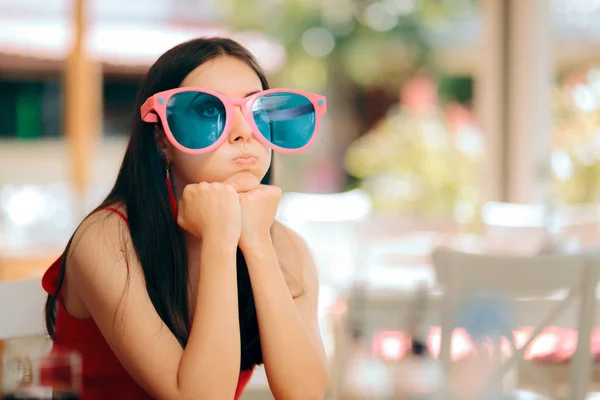 Gelangweilte Frau Mit Lustiger Großer Partybrille Hat Keinen Spaß — Stockfoto