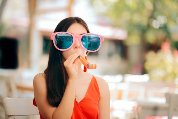 Mujer Divertida Con Ventilador Cuerno Fiesta Gafas Sol Gran Tamaño — Foto de Stock