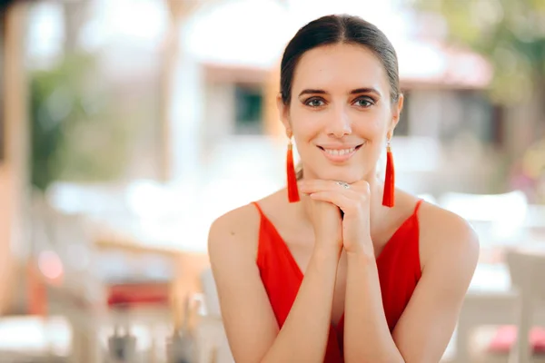 Hermosa Mujer Sonriente Con Rojo Pendientes Borla — Foto de Stock