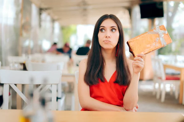 Mujer Curiosa Marcando Caja Regalo Una Fecha — Foto de Stock