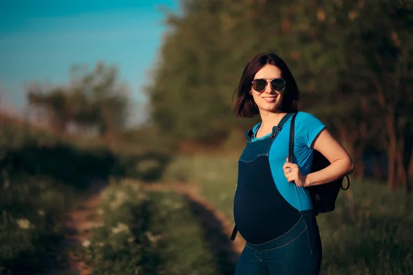 Hamile Kadın Doğada Bir Yürüyüş Konuşuyor — Stok fotoğraf