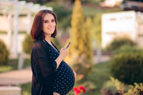 Wanita Hamil Memeriksa Ponselnya Pada Liburan Bayi Bulan — Stok Foto