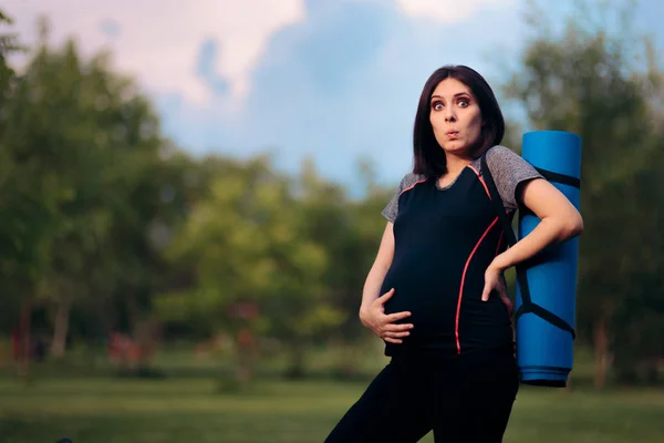 Mujer Embarazada Sintiendo Contracciones Después Hacer Ejercicio —  Fotos de Stock