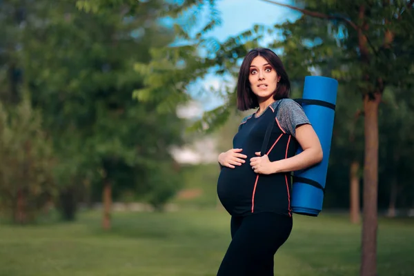 Mujer Embarazada Sintiendo Contracciones Después Hacer Ejercicio —  Fotos de Stock