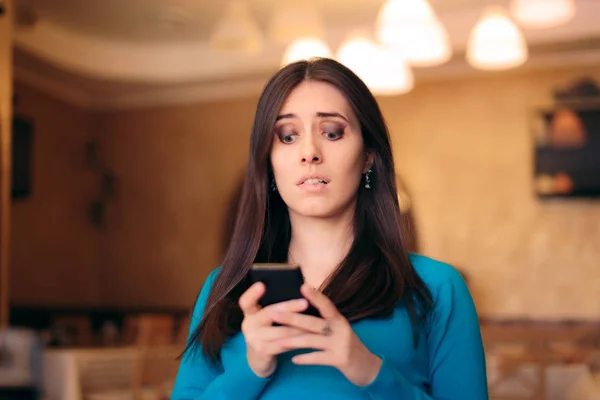 Concerned Woman Reading Text Messages Restaurant — Stock Photo, Image