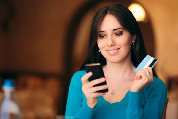 Mulher Segurando Cartão Crédito Smartphone Compras Online — Fotografia de Stock