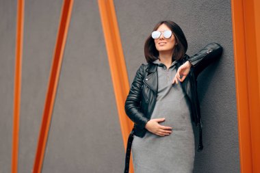 Şık Hamile Bir Kadının Moda Portresi 