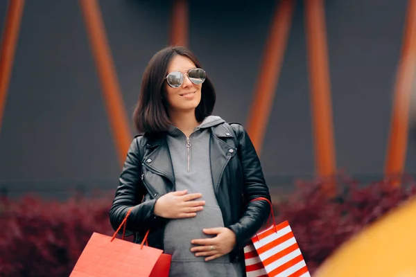 ベビー用品を買うショッピングバッグを持つ妊娠中の女性 — ストック写真
