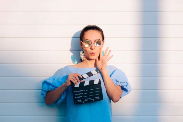 Attrice Cool Holding Movie Clapper Pronto Filmare — Foto Stock