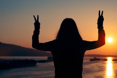 Deniz Tarafından Gün Batımına Bakan Güçlü Güçlü Kadın