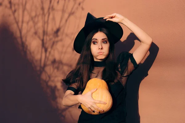 Halloween Kobieta Kostium Witch Holding Pumpkin — Zdjęcie stockowe