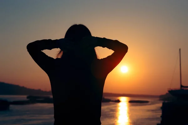 Mulher Esperançosa Olhando Para Pôr Sol Junto Mar — Fotografia de Stock