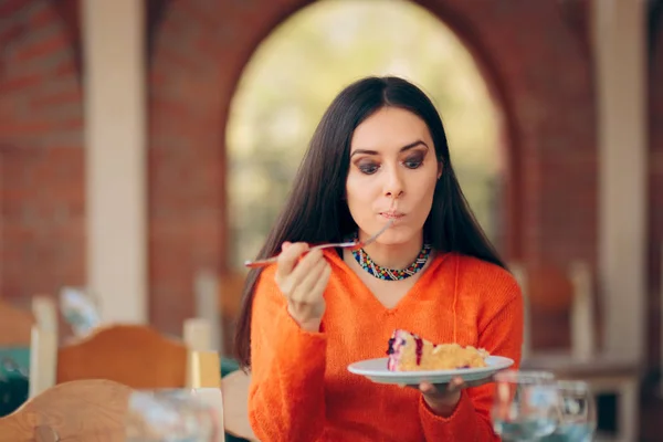 Mujer Divertida Comiendo Pastel Restaurante — Foto de Stock