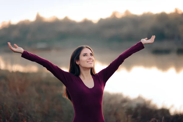 Gelukkige Vrouw Met Armen Geniet Van Vrijheid Natuur — Stockfoto