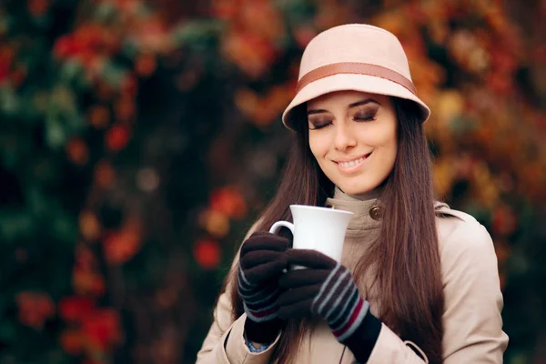 快乐女人在秋天喝茶 — 图库照片