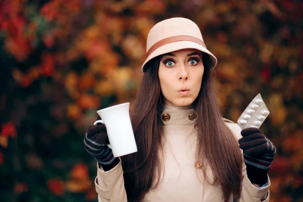 Женщина Кружкой Чая Таблетками Лечащая Холод Осенью — стоковое фото