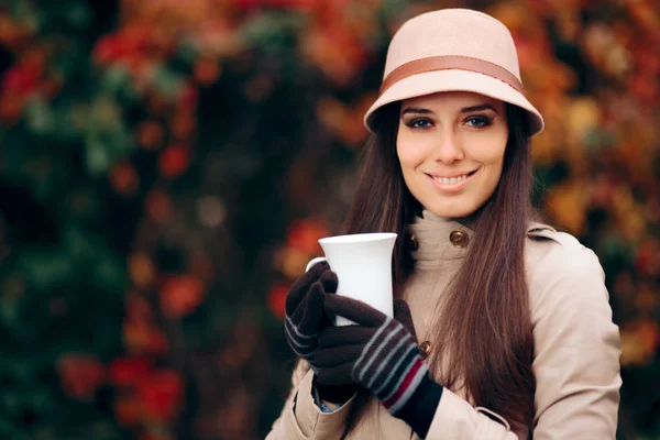 Happy Woman Bebendo Chá Temporada Outono — Fotografia de Stock