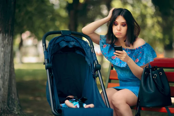 New Mom Checking Parenting Website Mobile App — Stock Photo, Image