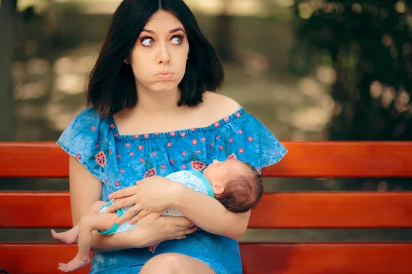 Στρεσαρισμένη Μητέρα Κρατώντας Νεογέννητο Μωρό Στα Χέρια Της — Φωτογραφία Αρχείου