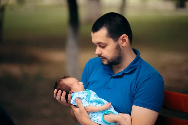 Portret Van Een Gelukkige Vader Met Pasgeboren Baby — Stockfoto