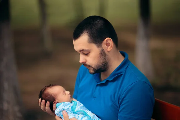 Portret Van Een Gelukkige Vader Met Pasgeboren Baby — Stockfoto