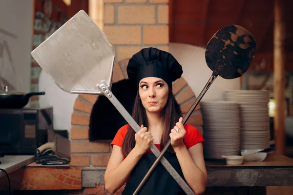 Chef Femenino Frente Pizza Oven Holding Peels — Foto de Stock