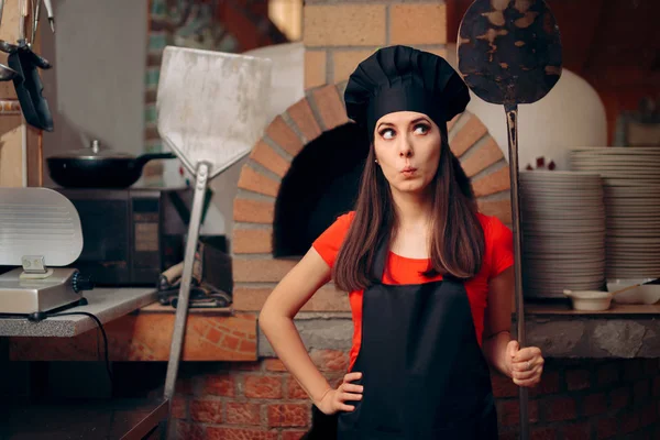 Kobieta Szef Kuchni Przed Pizza Piekarnik Holding Peels — Zdjęcie stockowe