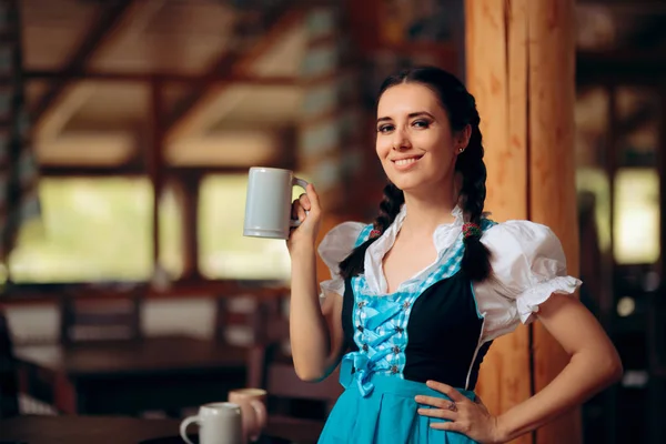 Oktoberfest Camarera Bávara Sosteniendo Taza Cerveza —  Fotos de Stock