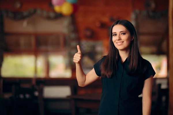 Şaretini Gösteren Başparmaklı Kadın Yönetici — Stok fotoğraf