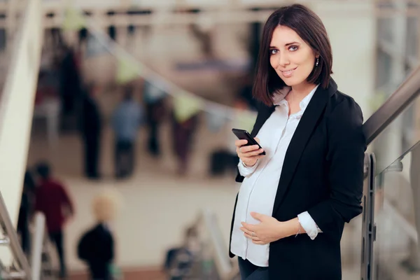 Ευτυχισμένος Έγκυος Επιχειρηματίας Έλεγχος Του Smartphone Της — Φωτογραφία Αρχείου