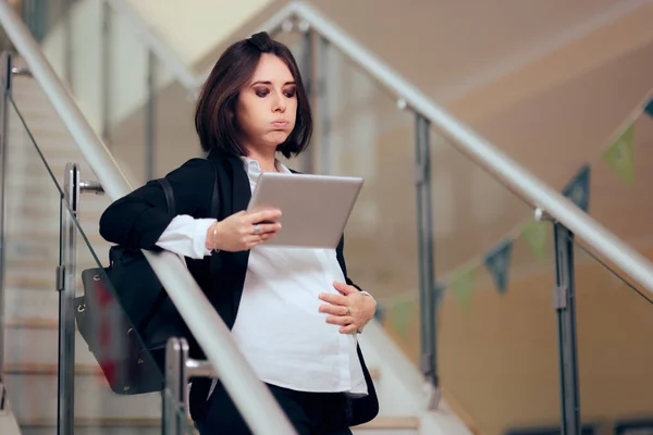 Imprenditrice Incinta Con Tablet Felling Baby Kicking — Foto Stock