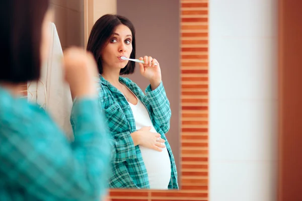 Dişlerini Fırçalayan Pijama Giyen Hamile Kadın