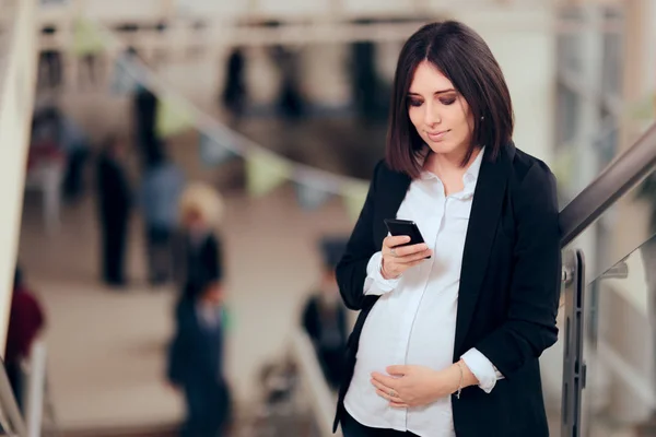 Feliz Embarazada Comprobando Smartphone — Foto de Stock