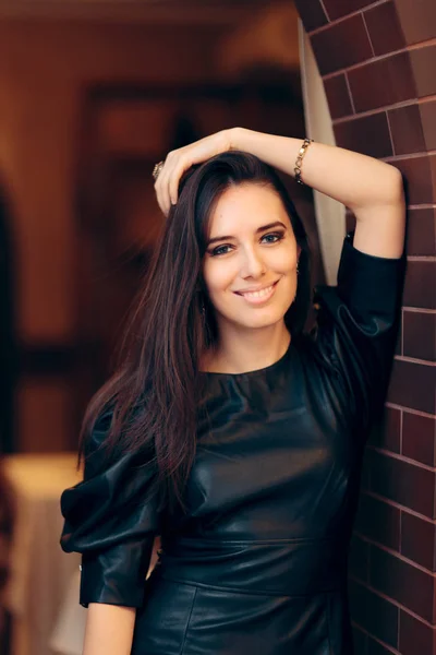 Retrato Una Hermosa Mujer Con Vestido Piel Sintética — Foto de Stock