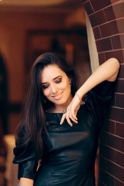 Retrato Una Hermosa Mujer Con Vestido Piel Sintética —  Fotos de Stock