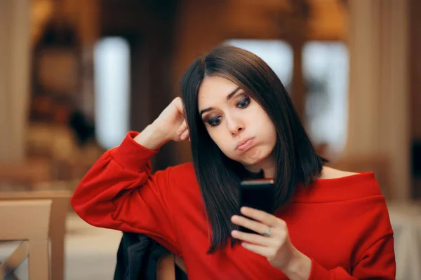 Нудна Жінка Перевіряє Свій Смартфон Побаченні — стокове фото