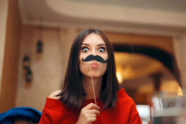 Funny Mujer Usando Partido Máscara Accesorio — Foto de Stock