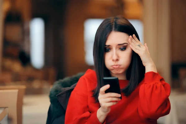 Stressed Woman Reading Text Message Smartphone — Stock Photo, Image
