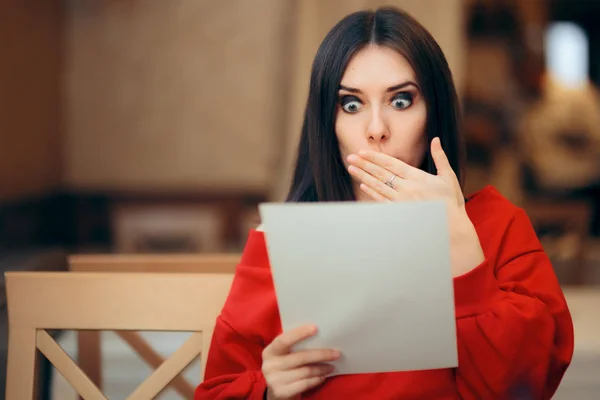 Surprised Woman Reading Legal Documents Restaurant — Stok Foto