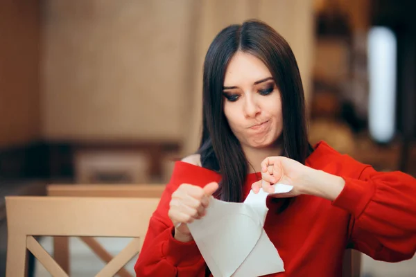 Femme Déchirant Des Documents Dans Restaurant — Photo