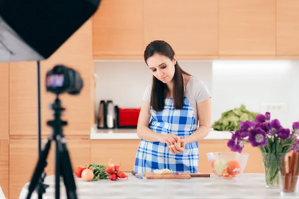 Vlogger Женской Еды Съемки Кулинарного Видео Кухне — стоковое фото