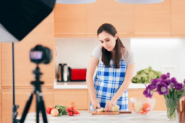 Vlogger Женской Еды Съемки Кулинарного Видео Кухне — стоковое фото