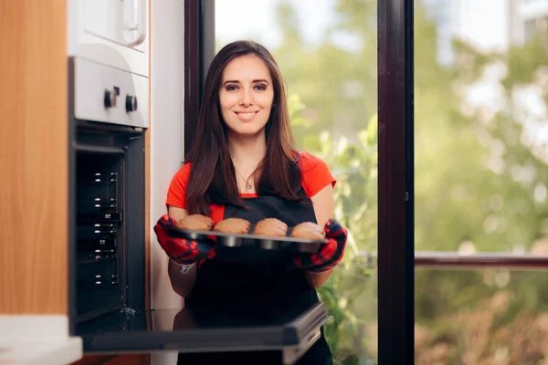 Vrouw Bewondert Haar Heerlijke Cupcake Vers Van Oven — Stockfoto