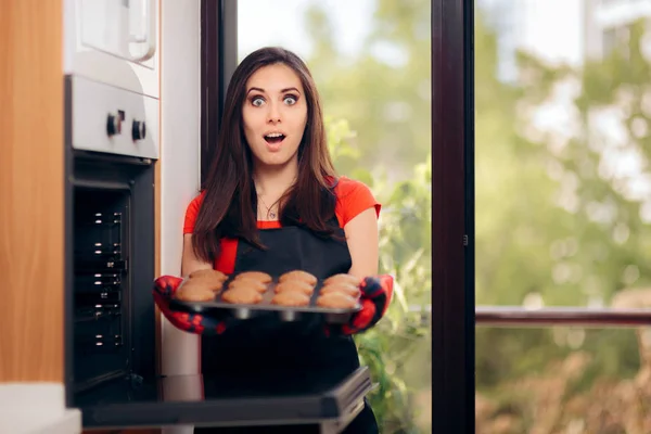 Mulher Admirando Seu Delicioso Bolo Fresco Forno — Fotografia de Stock