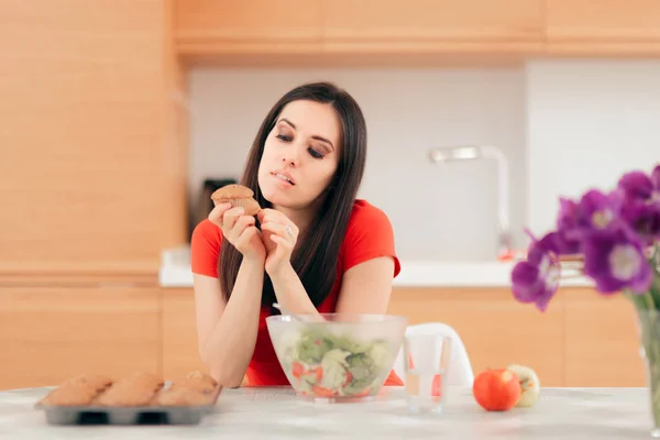 Vrouw Die Een Cupcake Eet Plaats Van Appels Salade — Stockfoto
